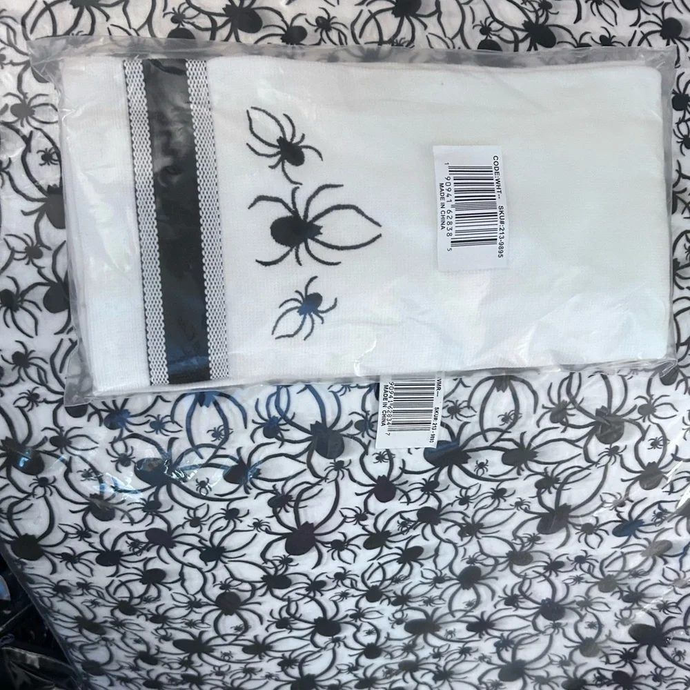 Elegant Spider Design Bath Mat - Black and White 20x30 & 2 Hand Towels